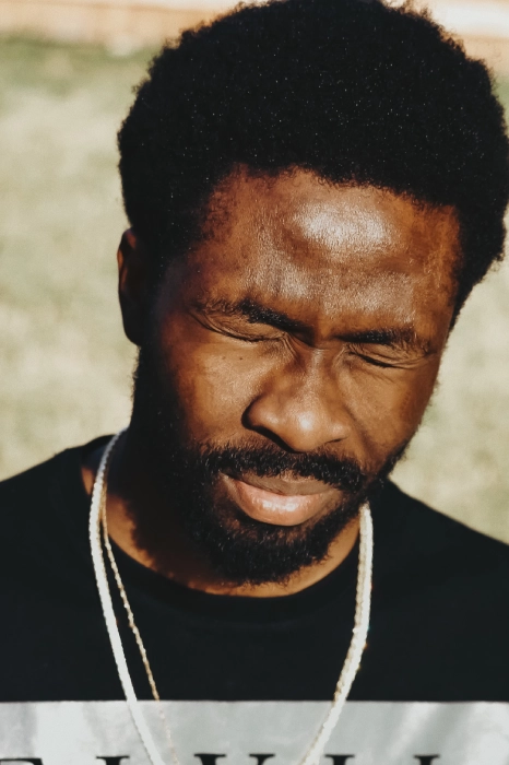 Portrait d'un homme pris par Ade Tunji